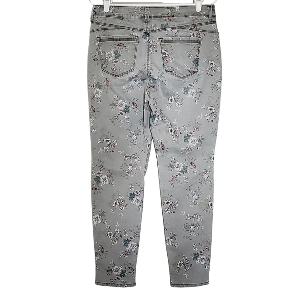 7001 * Bandolino Lisbeth Floral Print Jeans Gray Size 8P - Picture 2 of 15